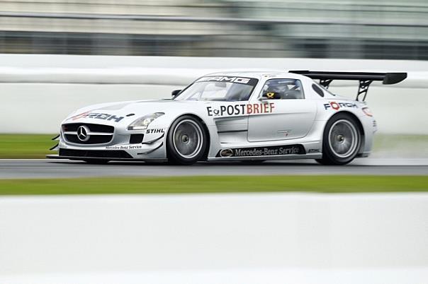 Der vom Privatteam Black Falcon eingesetzte Mercedes SLS GT3 mit der Fahrerpaarung Thomas Jäger und Christopher Haase gewann das 4-Stunden-Rennen auf dem Nürburgring. Foto: MB/Auto-Reporter.NET